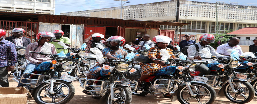 Maafisa ugani kata wa mkoa wa Mwanza wakiwa katika pikipiki walizokabidhiwa na Bodi ya Pamba